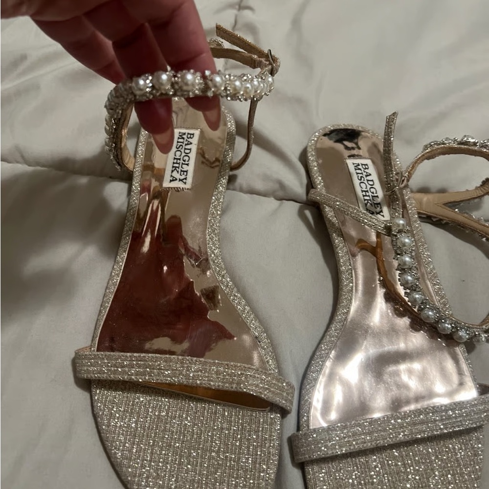 Badgley Mischka Sparkling Sandals with Pearl Details - Silver
